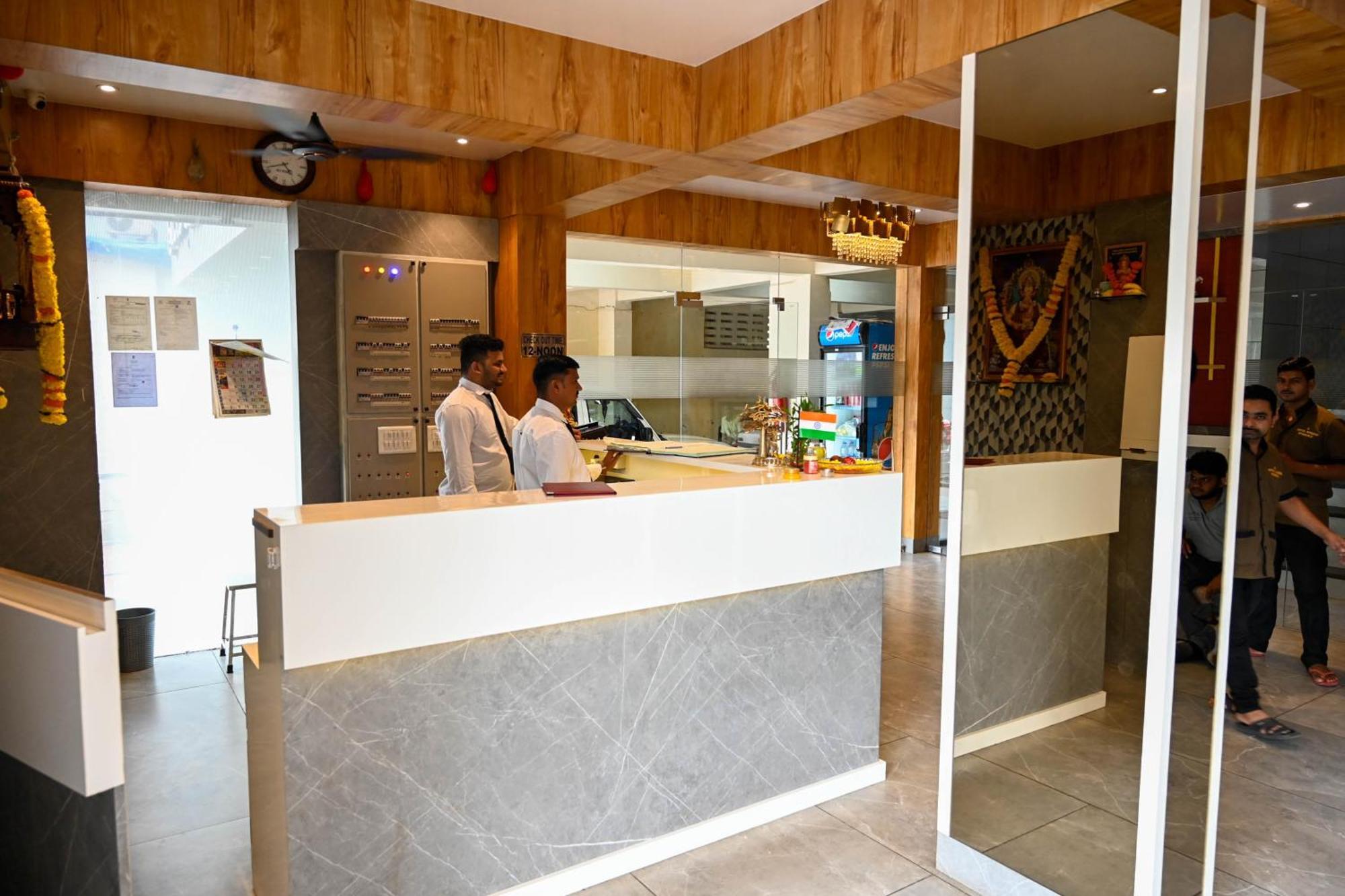 Adiraj Residency Navi Mumbai Exterior foto
